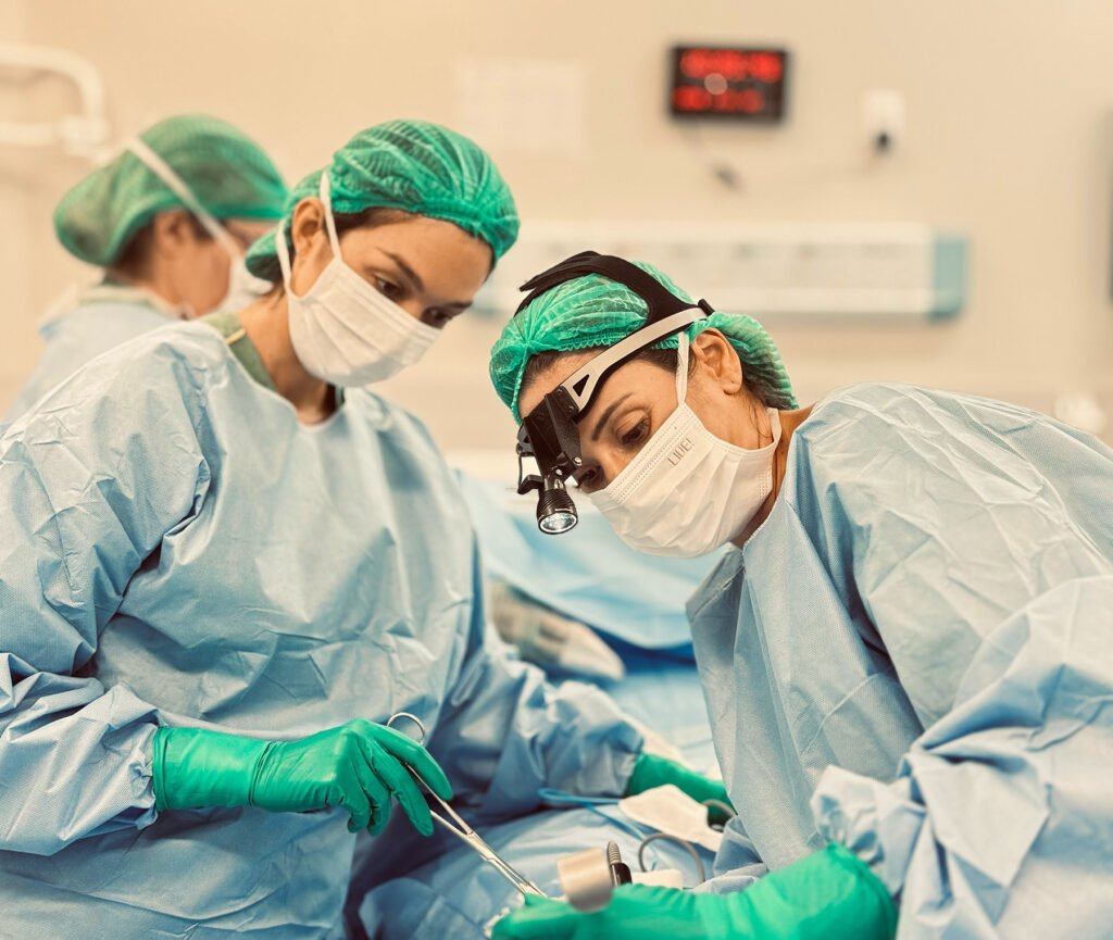 Cirurgia de mama sendo executada com seguranã pela doutora Ana Borba
