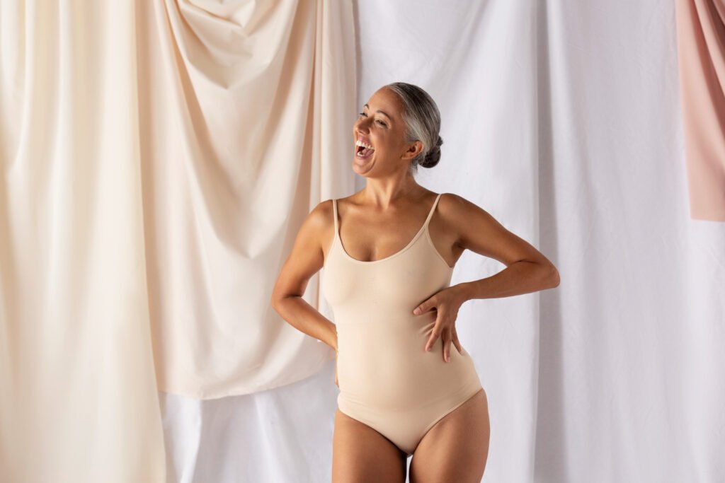 Contorno corporal definido após cirurgia Mommy Makeover, incluindo abdominoplastia e mamoplastia.