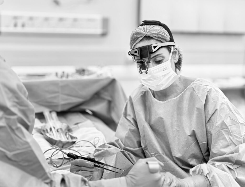 Dreno cirúrgico tipo Jackson-Pratt usado após cirurgia plástica para drenagem de líquidos e prevenção de seroma.