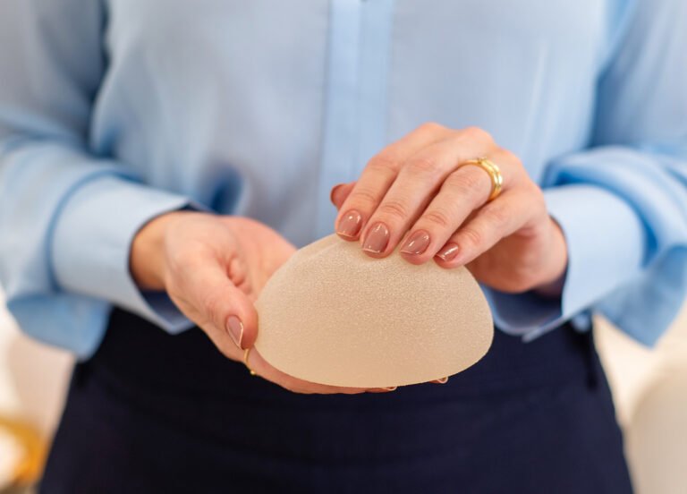 Dr. Ana Borba segurando uma prótese de silicone