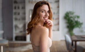 Mulher confiante após implante de silicone