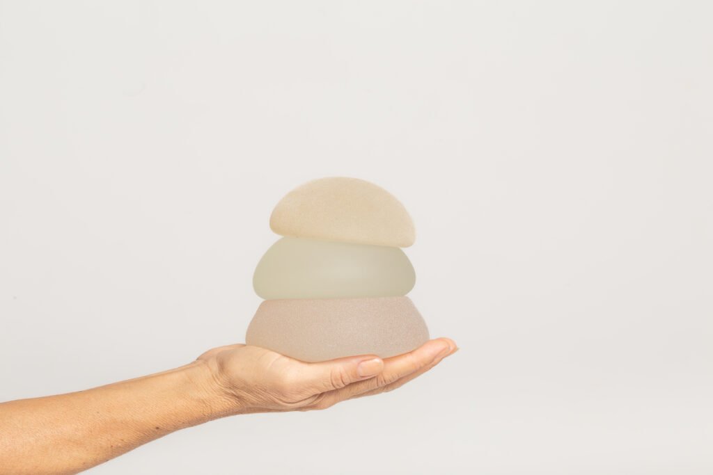 Dra. Ana Borba comparando diferentes perfis e volumes de implantes de silicone