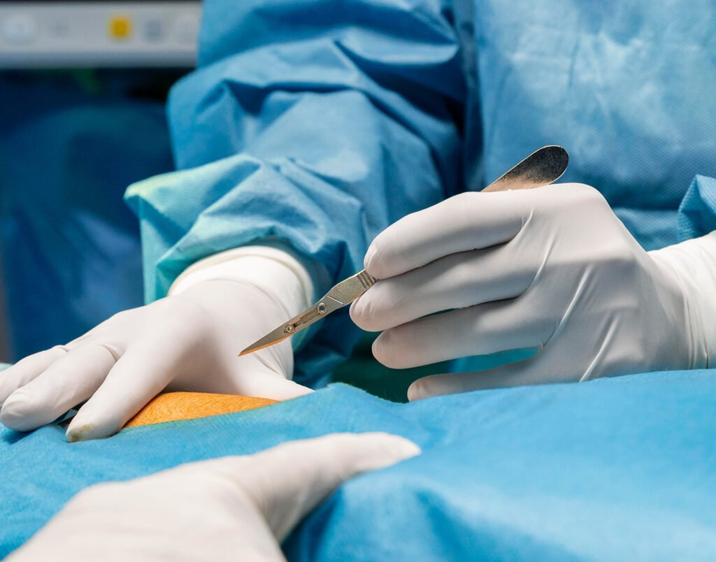 Medico com um bisturi na mão