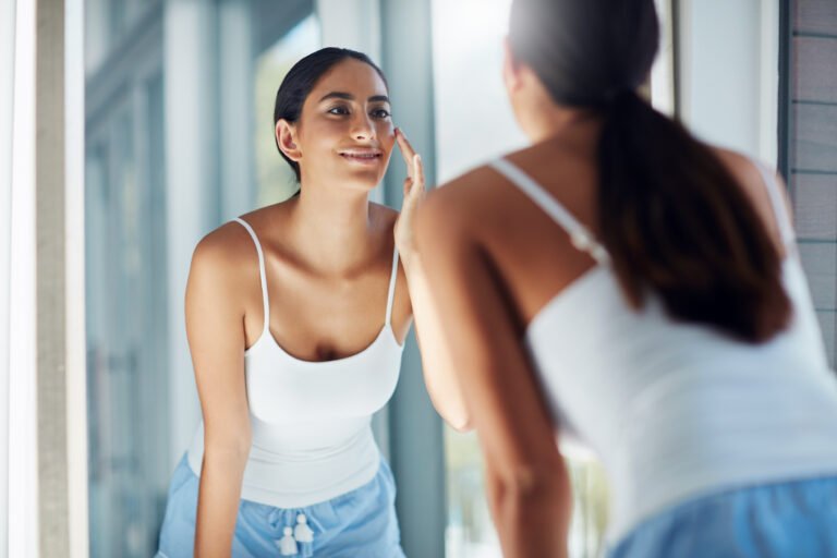 Mulher sorridente e confiante, representando a liberdade e a nova percepção de corpo após a realização da cirurgia de mama.