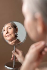 Menopausa e autoestima: por que tantas mulheres voltam a olhar para si nessa fase?
