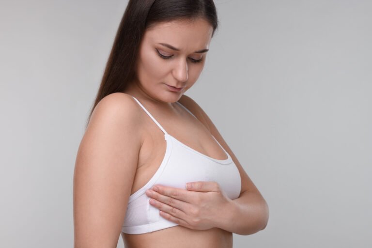 Mulher preocupada com a cirugia de Mama