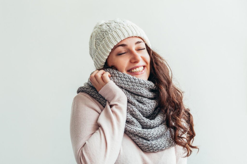 Mulher jovem agasalhada para o inverno